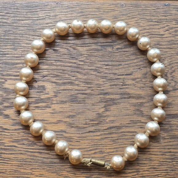 Vintage 1940s "South Sea" faux pearl choker. - Picture 3 of 7